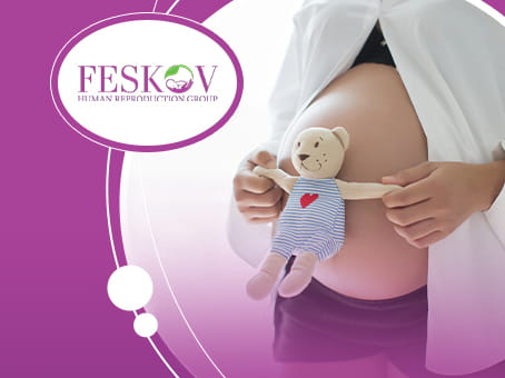 Limite di età per la maternità surrogata: standard internazionali immagine