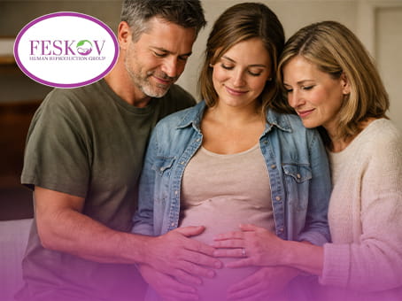 Il legame tra il bambino e la madre surrogata immagine