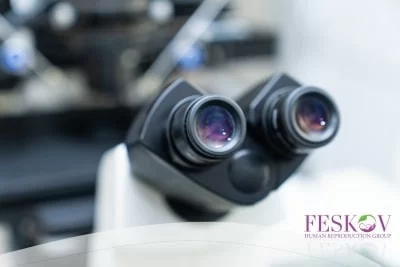 una madre surrogata trasmette il DNA