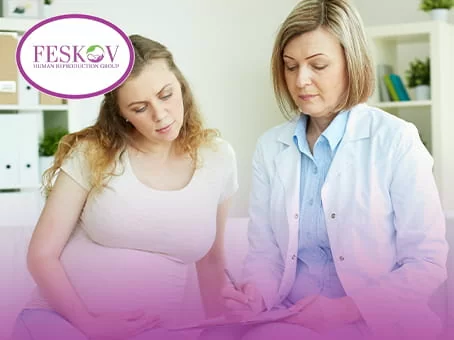 Il medico riproduttologo effettua uno screening medico delle candidate alla maternit&agrave; surrogata per valutare il loro stato di salute