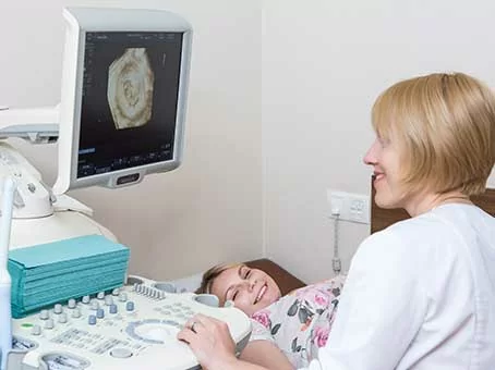 Rischi emotivi e sanitari della maternità surrogata: Problemi delle madri surrogate nel programma riproduttivo immagine