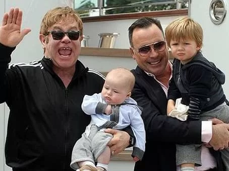 Elton John ha provato invano ad adottare un bambino in ucraina. Così ha deciso di rivolgersi alla maternità surrogata immagine